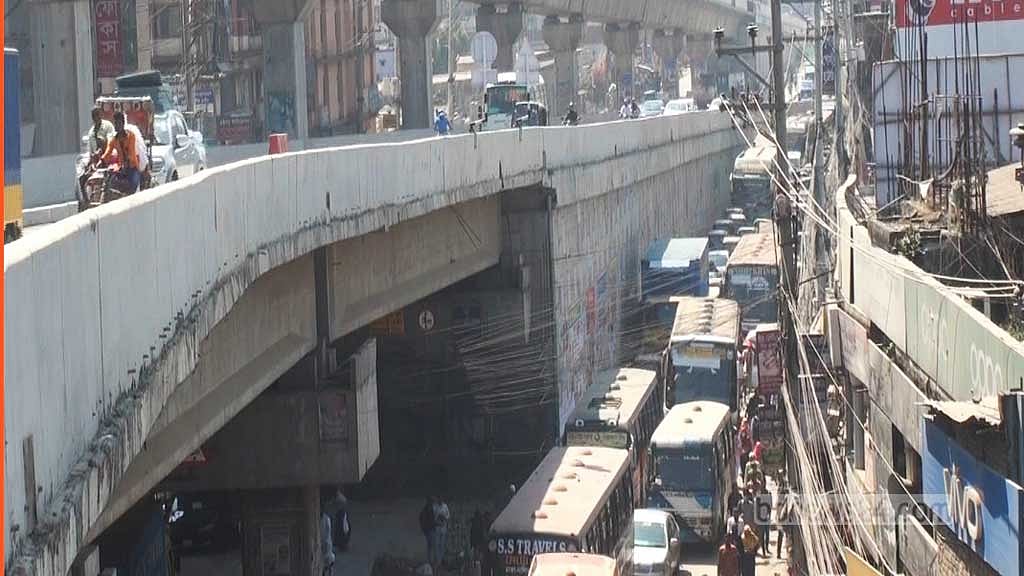 গাড়ি ‘চলে না’ চান্দনা চৌরাস্তার ফ্লাইওভারের খুলে দেওয়া অংশে, নিচে যানজট