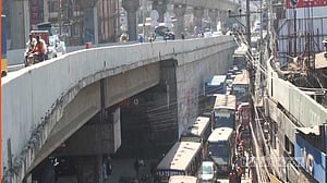 গাড়ি ‘চলে না’ চান্দনা চৌরাস্তার ফ্লাইওভারের খুলে দেওয়া অংশে, নিচে যানজট