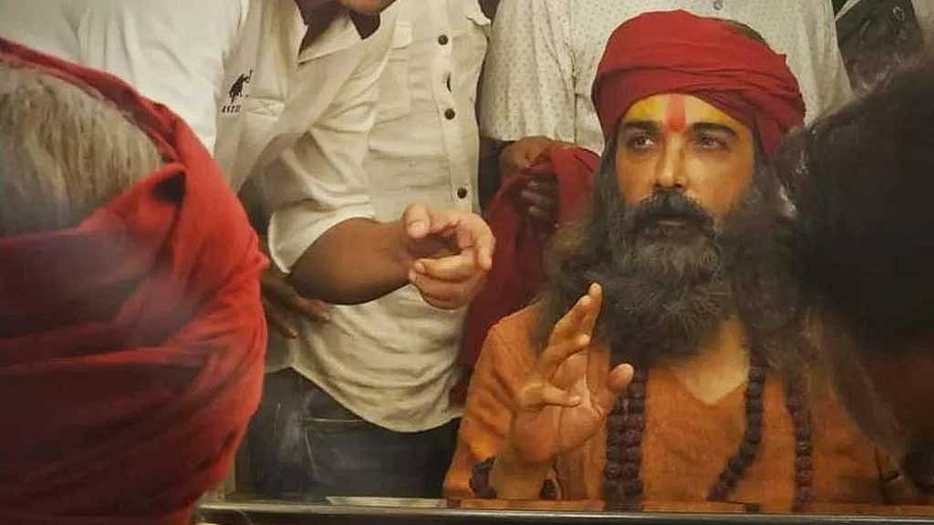 ‘ভবানী পাঠক’ লুকে প্রসেনজিৎ