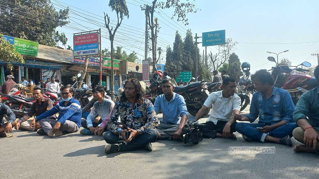 সাংবাদিকদের জেলে দেওয়ার ‘হুমকি’, এসি ল্যান্ডের বিরুদ্ধে বিক্ষোভ
