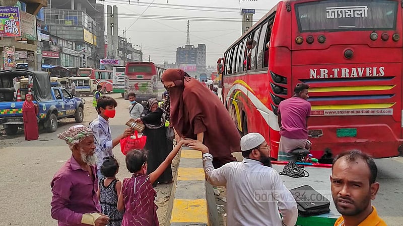 নারায়ণগঞ্জ জেলার সিদ্ধিরগঞ্জের শিমরাইলে ঢাকা-চট্টগ্রাম মহাসড়কের উঁচু সড়ক বিভাজক জীবনের ঝুঁকি নিয়ে পার হচ্ছেন পথচারীরা। 