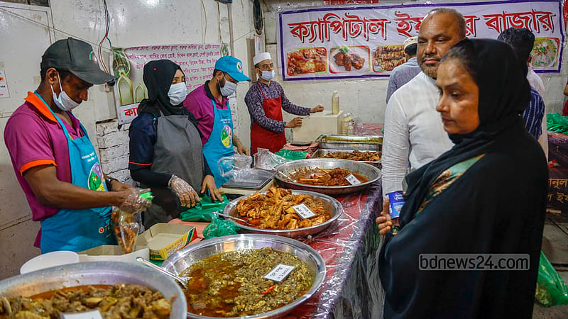 পুরান ঢাকার ধোলাইখাল থেকে ইফতারি বানিয়ে গাড়িতে করে আনা হয় বেইলি রোডের ক্যাপিটাল সিরাজ সেন্টারের বেইজমেন্টের ‘ক্যাপিটাল ইফতার বাজারে’।