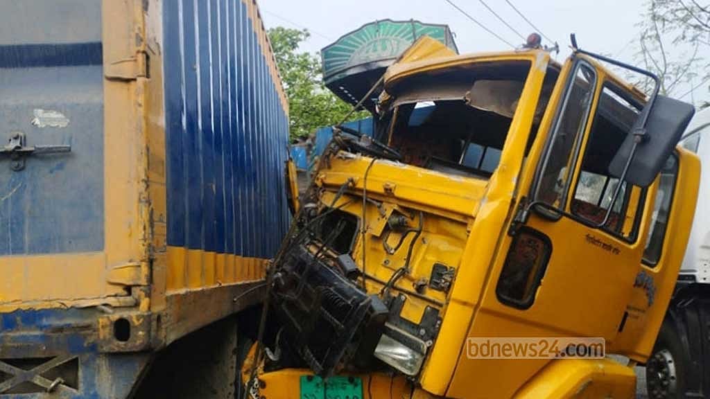গাজীপুরে কভার্ড ভ্যানের সঙ্গে সংঘর্ষে প্রাণ গেল ট্রাক চালকের