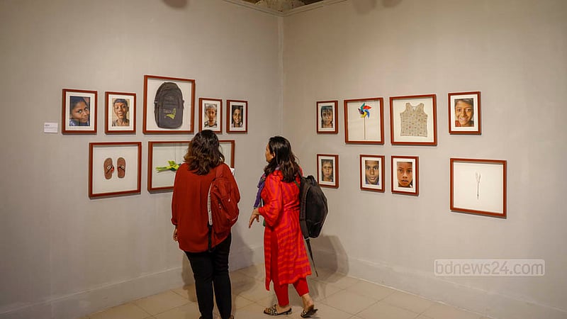 ঢাকার শিল্পকলা একাডেমির জাতীয় চিত্রশালায় সোমবার বিকালে ‘অবছায়ায় ধ্বনি’ প্রদর্শনী দেখছেন দর্শনার্থীরা।