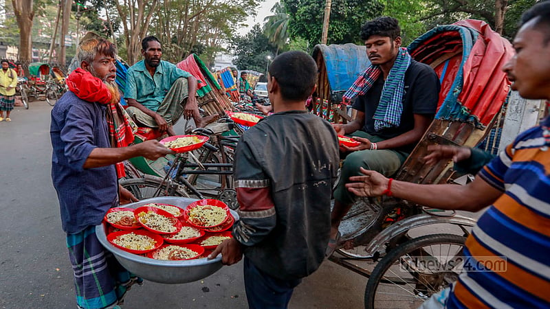 হাই কোর্ট মাজারের বাইরে বুধবার রিকশা চালকদের মধ্যে ইফতার বিতরণ করা হচ্ছে।