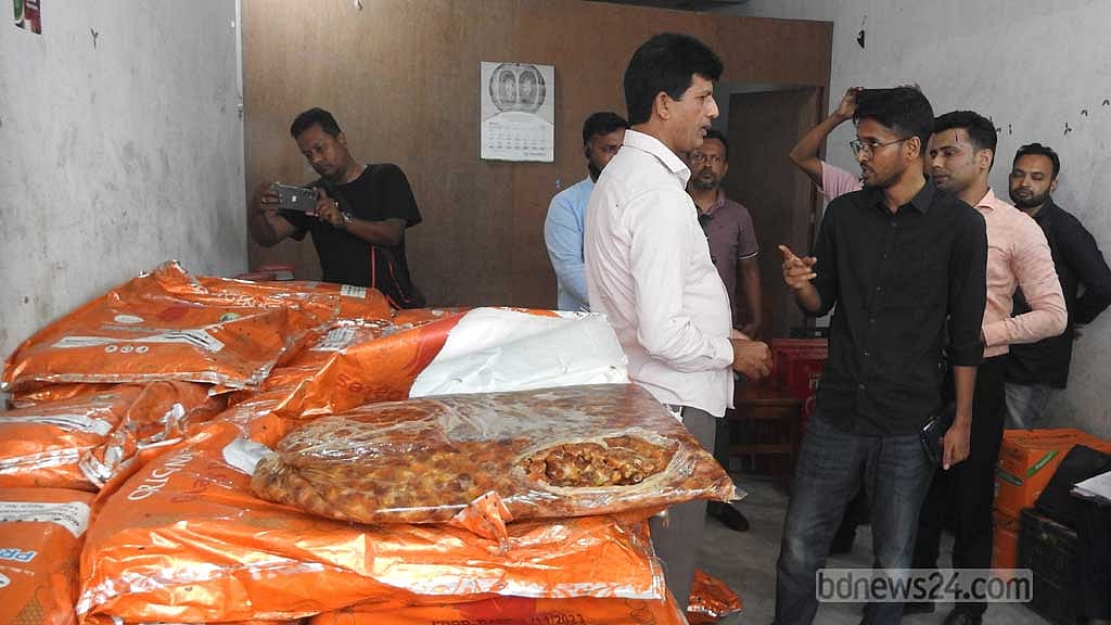 মাগুরায় ১২০ বস্তা মেয়াদোত্তীর্ণ খেজুর জব্দ, লাখ টাকা জরিমানা