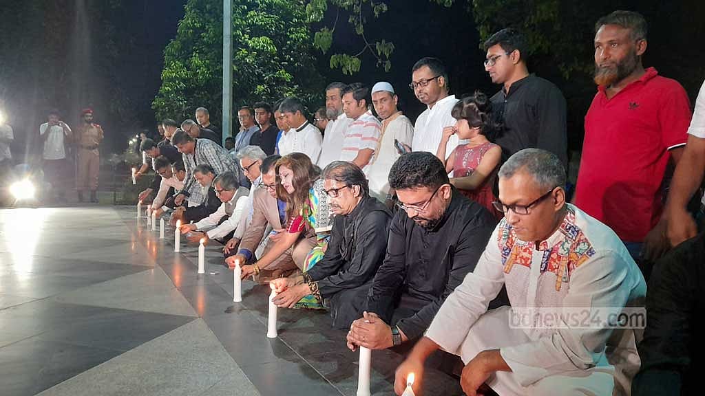 কালরাত স্মরণে ঢাবিতে মোমবাতি প্রজ্বালন