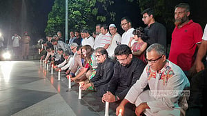কালরাত স্মরণে ঢাবিতে মোমবাতি প্রজ্বালন