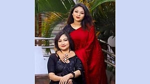মুহূর্তেই ছবি হয়ে গেলেন মা-মেয়ে
