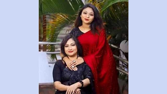 মুহূর্তেই ছবি হয়ে গেলেন মা-মেয়ে
