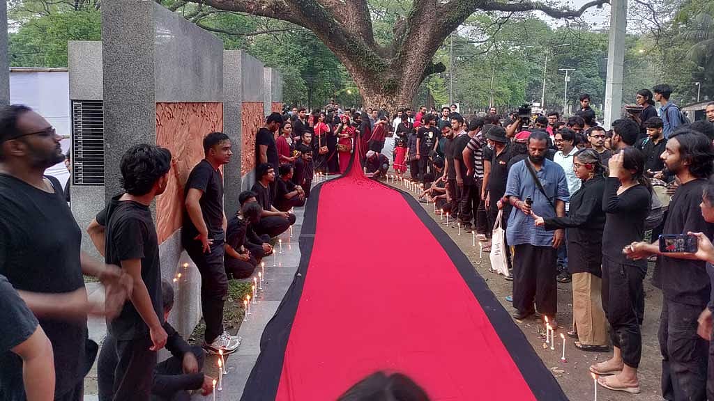 প্রাচ্যনাটের ‘লালযাত্রায়’ গণহত্যার প্রতিবাদ