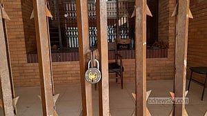 জাহাঙ্গীরনগরে প্রশাসনিক ভবন অবরোধ