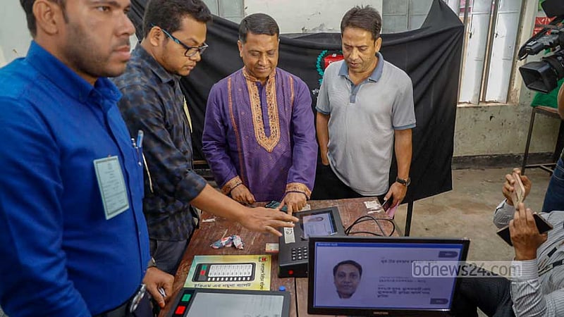 কুমিল্লা সিটি করপোরেশনে মেয়র পদের উপনির্বাচনে ভিক্টোরিয়া কলেজিয়েট স্কুল কেন্দ্রে ভোট দেন হাতি প্রতীকের প্রার্থী নূর উর রহমান তানিম।