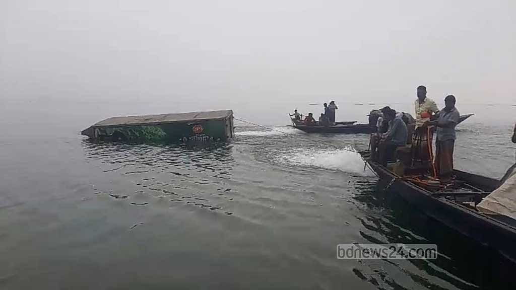 রাজবাড়ীতে ফেরি থেকে নামার সময় নিয়ন্ত্রণ হারিয়ে পদ্মায় কভার্ড ভ্যান