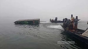 রাজবাড়ীতে ফেরি থেকে নামার সময় নিয়ন্ত্রণ হারিয়ে পদ্মায় কভার্ড ভ্যান