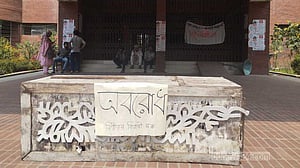 পাঁচ দফা: জাবির প্রশাসনিক ভবন অবরোধ দ্বিতীয় দিনে
