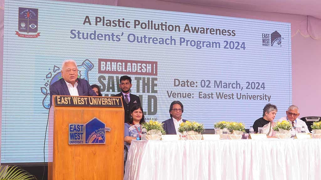 প্লাস্টিক দূষণ নিয়ে ইস্ট ওয়েস্ট বিশ্ববিদ্যালয়ে সচেতনতামূলক অনুষ্ঠান