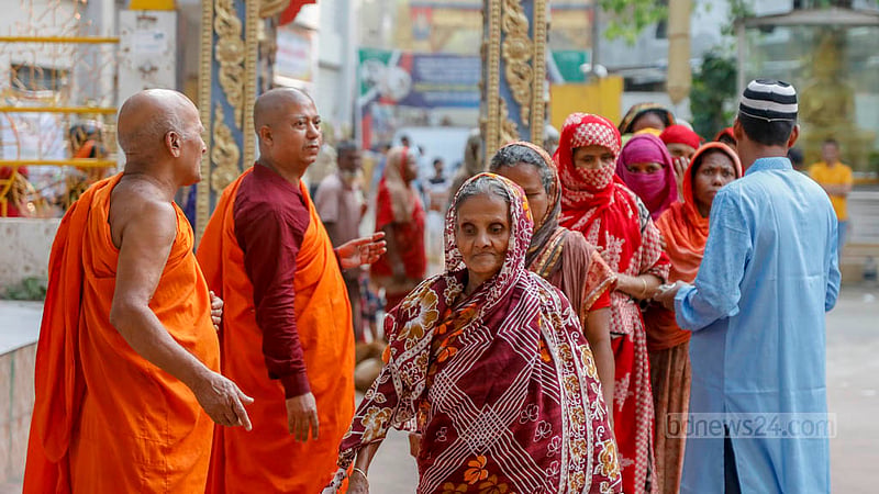 রোজায় প্রতিদিন দরিদ্রদের জন্য ইফতারির আয়োজন করা হয় ঢাকার বাসাবোর ধর্মরাজিক বৌদ্ধ বিহারে, শুক্রবার এই অপেক্ষা সেই জন্যই।&amp;nbsp;&amp;nbsp;