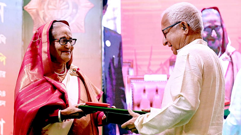 রাজধানীর ওসমানী স্মৃতি মিলনায়তনে সোমবার প্রধানমন্ত্রী শেখ হাসিনার হাত থেকে স্বাধীনতা পুরস্কার গ্রহণ করেন কাজী আবদুস সাত্তার। স্বাধীনতা ও মুক্তিযুদ্ধে অবদানের জন্য তিনি এ পুরস্কার পান।