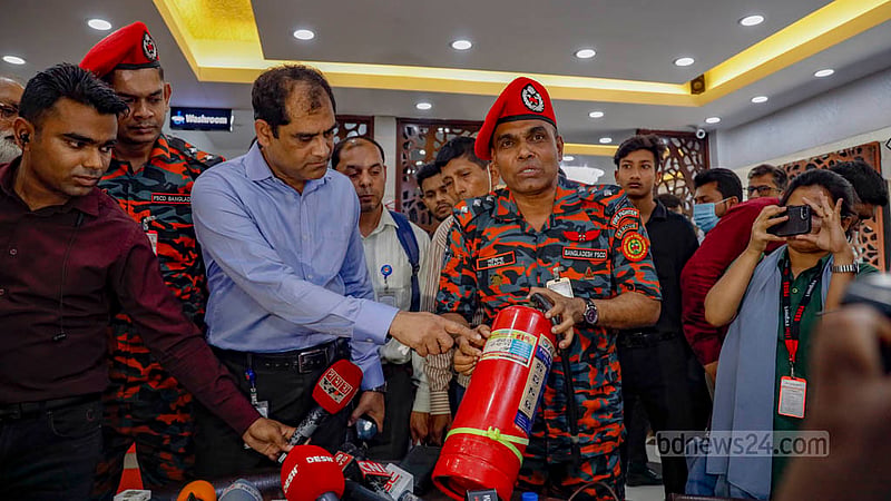 ঢাকার গুলশান-২ নম্বরের ৪৬ নম্বর সড়কে বিরিয়ানির দোকান ‘কাচ্চি ভাইয়ের’ এই শাখায় ফায়ার এক্সটিংগুইশার থাকলেও সেটি অকেজো। বুধবার অভিযানের সময় সেটিই দেখাচ্ছিলেন ডিএনসিসির নির্বাহী ম্যাজিস্ট্রেট মাহমুদুল হাসান ও ফায়ার সার্ভিসের এক সদস্য।