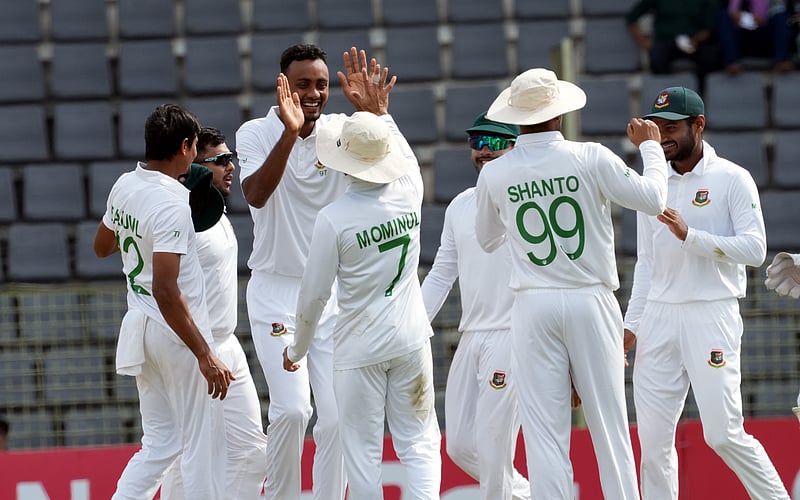 বাংলাদেশের লড়াইয়ের পরও সুবিধাজনক অবস্থানে শ্রীলঙ্কা