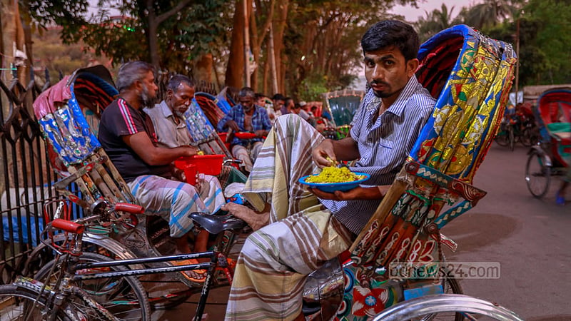 হাই কোর্ট মাজারের বাইরে বুধবার ইফতার করছেন রিকশা চালকরা।
