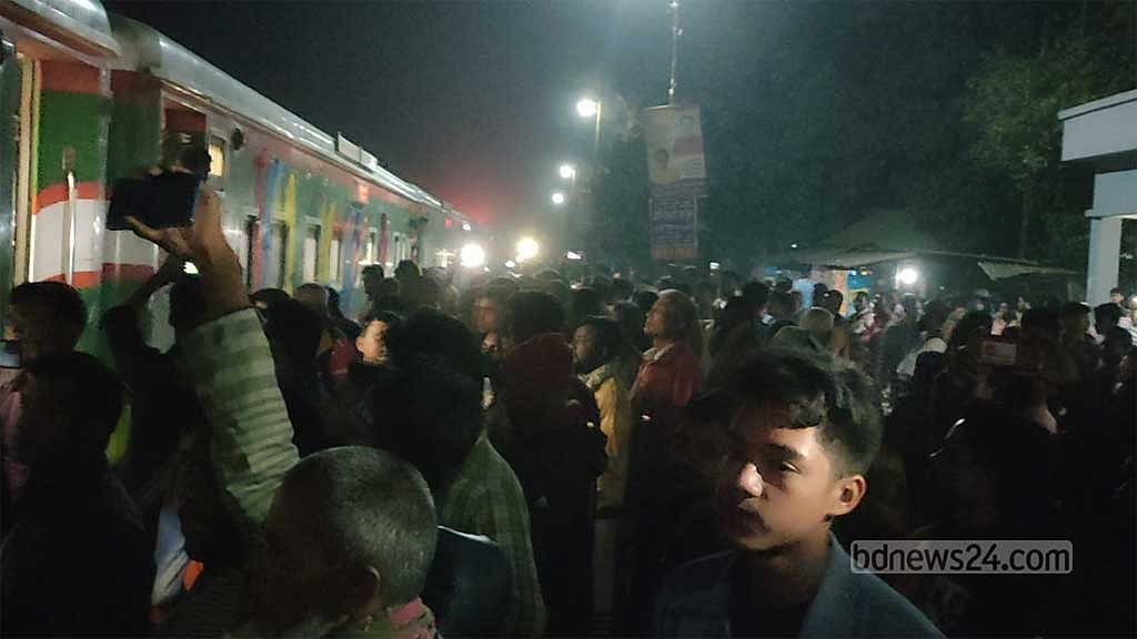 আদিতমারীতে যাত্রাবিরতির দাবিতে বুড়িমারী এক্সপ্রেস অবরোধ