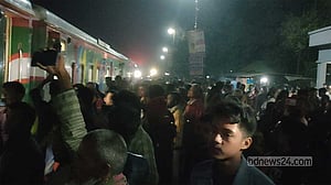 আদিতমারীতে যাত্রাবিরতির দাবিতে বুড়িমারী এক্সপ্রেস অবরোধ
