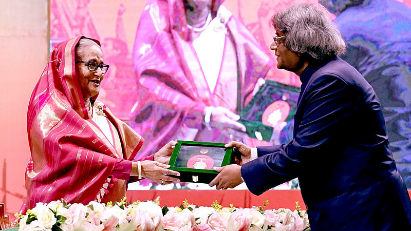রাজধানীর ওসমানী স্মৃতি মিলনায়তনে সোমবার প্রধানমন্ত্রী শেখ হাসিনার হাত থেকে বিজ্ঞান ও প্রযুক্তি ক্ষেত্রে অবদানের জন্য স্বাধীনতা পুরস্কার গ্রহণ করেন ড. মোবারক আহমদ খান।