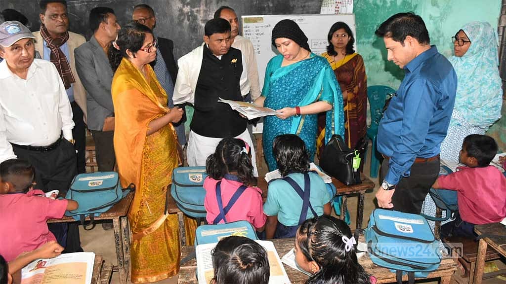 দুর্গম হাওরে শিশুদের পাঠ দিলেন প্রতিমন্ত্রী, শুনলেন সমস্যার কথা