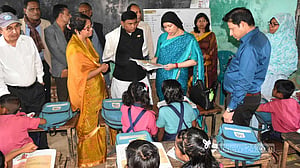দুর্গম হাওরে শিশুদের পাঠ দিলেন প্রতিমন্ত্রী, শুনলেন সমস্যার কথা