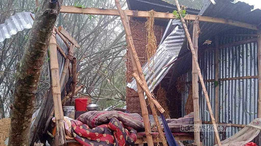 ফরিদপুরে ঘূর্ণিঝড়ে ২০ গ্রামের শতাধিক ঘরবাড়ি বিধ্বস্ত