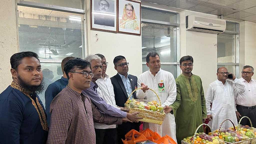 স্বাধীনতা দিবসে যুদ্ধাহত মুক্তিযোদ্ধাদের জন্য প্রধানমন্ত্রীর মিষ্টি ও ফল