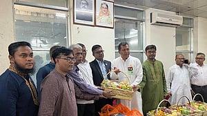 স্বাধীনতা দিবসে যুদ্ধাহত মুক্তিযোদ্ধাদের জন্য প্রধানমন্ত্রীর মিষ্টি ও ফল