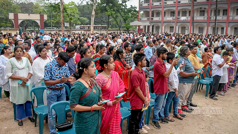 ইস্টার সানডে’তে রোববার সূর্যোদয়ের সময় ঢাকার মানিক মিয়া এভিনিউয়ের রাজধানী উচ্চ বিদ্যালয় মাঠে খ্রিস্টান ধর্মাবলম্বীদের প্রার্থনা।