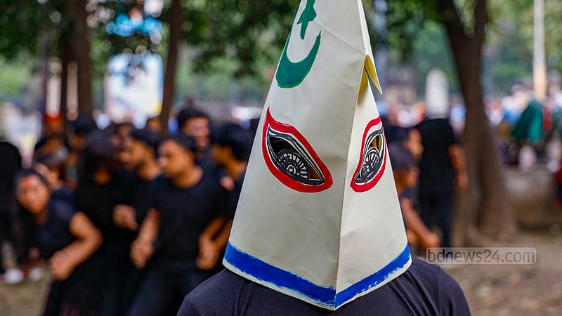 একাত্তরের ২৫ মার্চের কালরাতের শহীদদের স্মরণে সোমবার বিকালে ঢাকা বিশ্ববিদ্যালয়ের স্বোপার্জিত স্বাধীনতা চত্বরে পথনাটক করে নাট্যসংগঠন প্রাচ্যনাট।