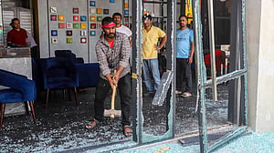 রেস্তোরাঁ ঠাসা ভবনে অভিযান