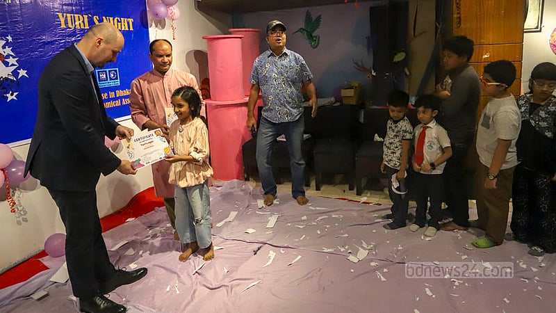 ইউরি নাইটে রাশিয়ান হাউজের পরিচালক পাভেল দভইচেনকভ শিশুদের হাতে সনদ তুলে দেন।