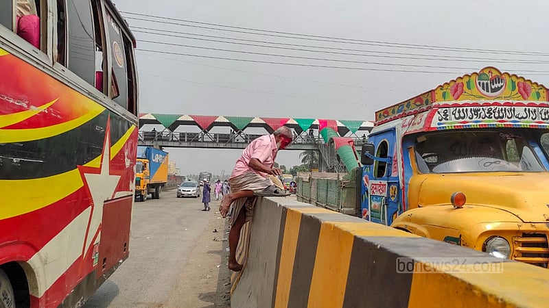 নারায়ণগঞ্জ জেলার সিদ্ধিরগঞ্জের শিমরাইলে ঢাকা-চট্টগ্রাম মহাসড়কের উঁচু সড়ক বিভাজক জীবনের ঝুঁকি নিয়ে পার হচ্ছেন এক বৃদ্ধ।