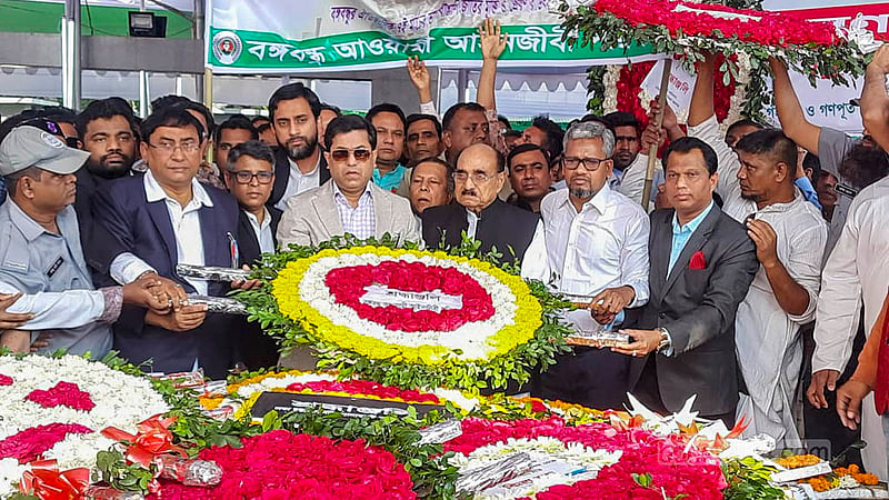 ঐতিহাসিক ৭ মার্চ উপলক্ষে বৃহস্পতিবার সকালে ধানমণ্ডি ৩২ নম্বরে বঙ্গবন্ধু শেখ মুজিবুর রহমানের প্রতিকৃতিতে শ্রদ্ধা জানায় বিভিন্ন সংগঠন।