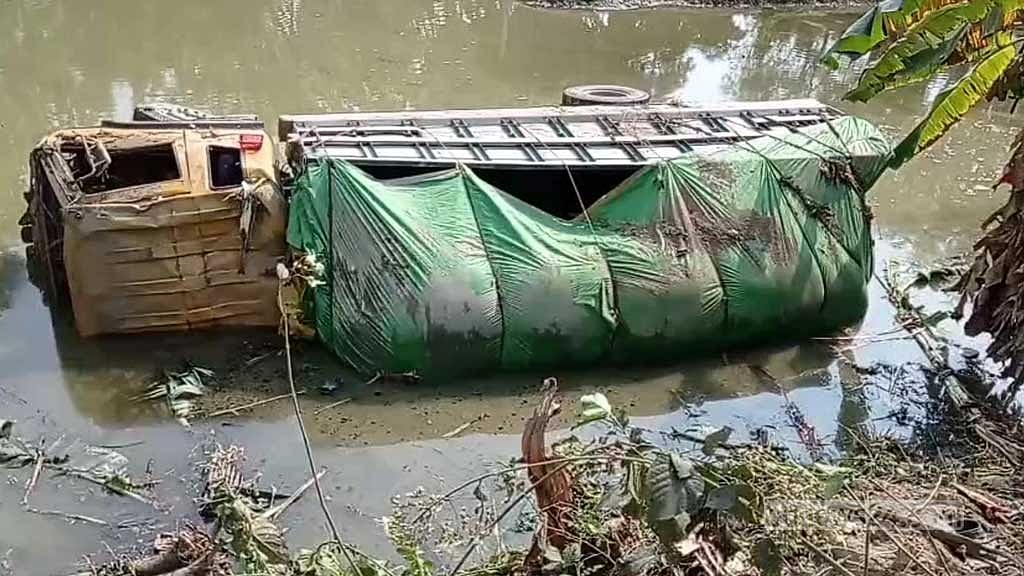 রাজবাড়ীতে ভ‍্যানকে চাপা দিয়ে ট্রাক খাদে, নিহত কৃষক