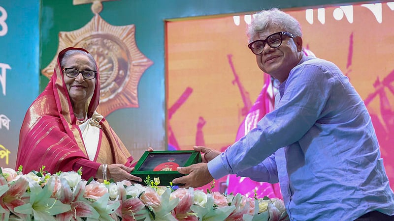 রাজধানীর ওসমানী স্মৃতি মিলনায়তনে সোমবার প্রধানমন্ত্রী শেখ হাসিনার হাত থেকে&amp;nbsp; সমাজসেবা/জনসেবায় অবদানের জন্য স্বাধীনতা পুরস্কার গ্রহণ করেন এসএম আব্রাহাম লিংকন।