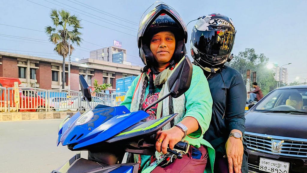 প্রতিকূলতার পাহাড় ভেঙে ছুটছেন তারা দুই চাকায়