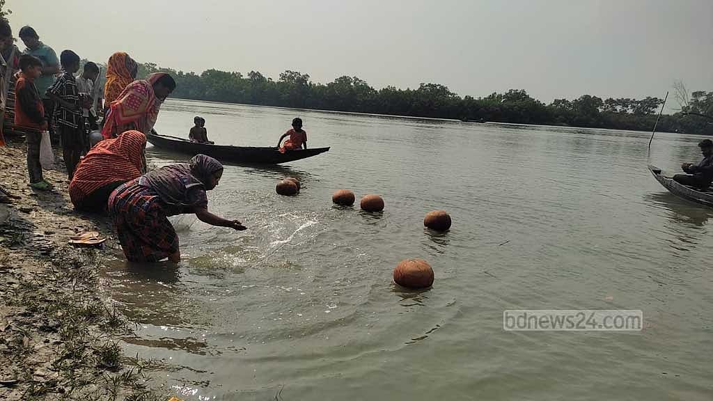 নিরাপদ পানির দাবিতে সাতক্ষীরায় নারীদের ‘কলস ধর্মঘট’