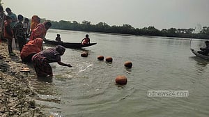 নিরাপদ পানির দাবিতে সাতক্ষীরায় নারীদের ‘কলস ধর্মঘট’