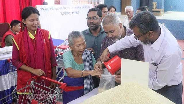 ‘বাকিতে’ যে যার মত পণ্য কিনে খুশি