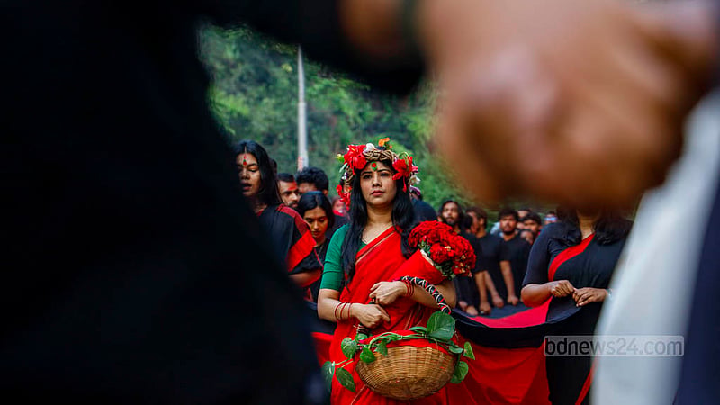 ঢাকা বিশ্ববিদ্যালয়ের স্বোপার্জিত স্বাধীনতা চত্বর থেকে ফুলার রোডের স্মৃতি চিরন্তন চত্বর পর্যন্ত সোমবার হাতে হাত মিলিয়ে কণ্ঠে দেশের গান তুলে ‘লালযাত্রা’য় অংশ নেন নাট্যকর্মীসহ বিভিন্ন শ্রেণি-পেশার মানুষ।