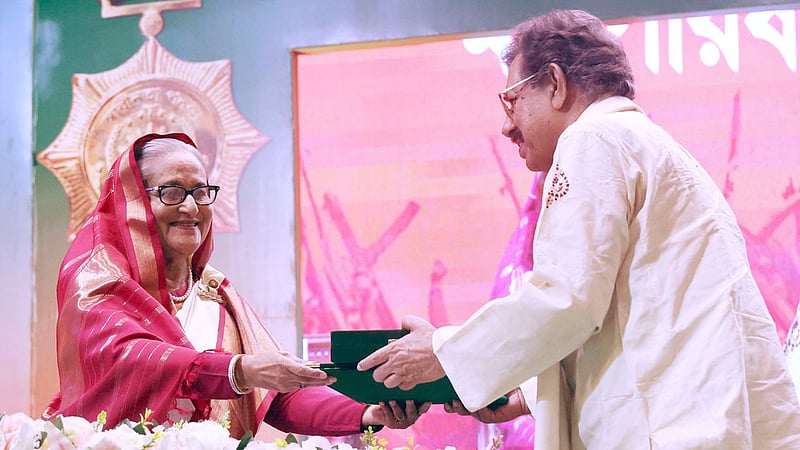 রাজধানীর ওসমানী স্মৃতি মিলনায়তনে সোমবার প্রধানমন্ত্রী শেখ হাসিনার হাত থেকে সংস্কৃতিতে অবদানের জন্য স্বাধীনতা পুরস্কার নেন গীতিকার, লেখক, চলচ্চিত্রের কাহিনীকার মোহাম্মদ রফিকউজ্জামান।