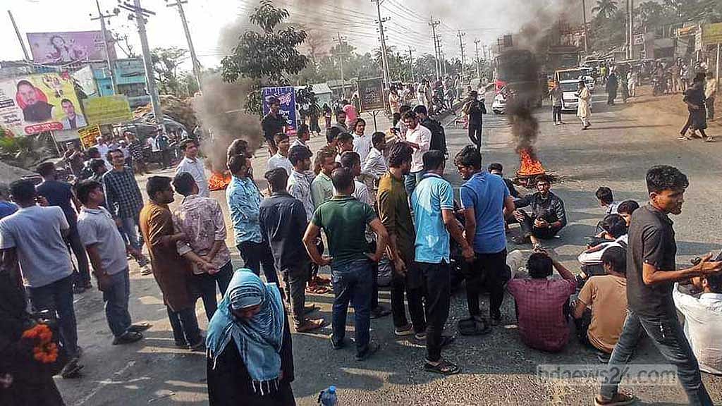 যৌন হয়রানি: ২ শিক্ষককে বহিষ্কারের আশ্বাসে সড়ক ছাড়লেন শিক্ষার্থীরা