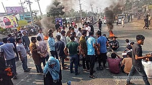 যৌন হয়রানি: ২ শিক্ষককে বহিষ্কারের আশ্বাসে সড়ক ছাড়লেন শিক্ষার্থীরা